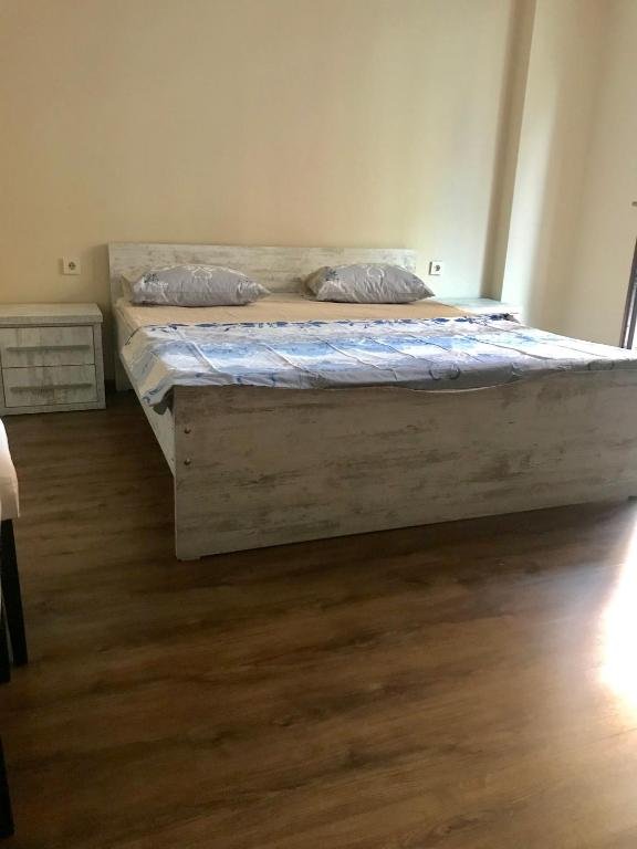 Тбилиси: 3-Room Apartment on Kazbegi St