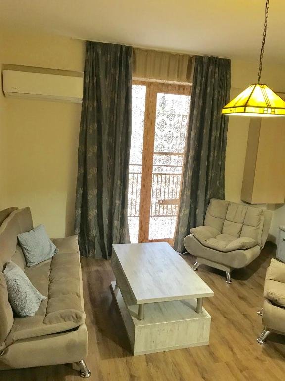 Тбилиси: 3-Room Apartment on Kazbegi St