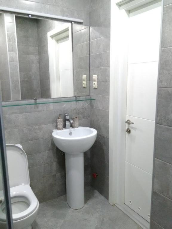 Тбилиси: A Modern studio apartment near Lisi lake