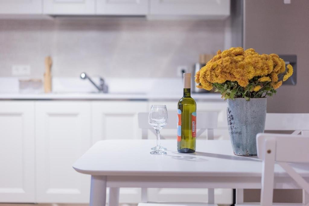 Тбилиси: Stylish 2 Br Apartment on Chavchavadze Avenue