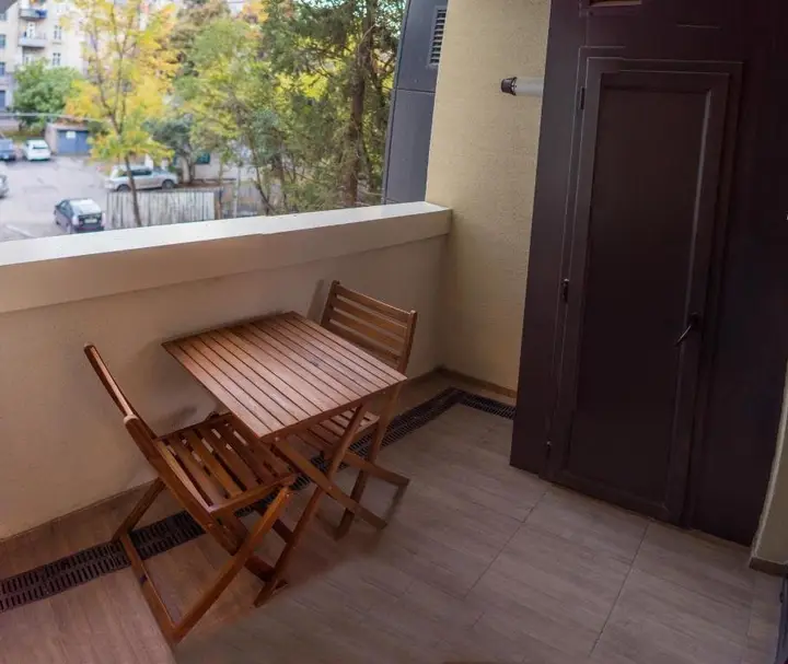 Тбилиси: Stylish 2 Br Apartment on Chavchavadze Avenue
