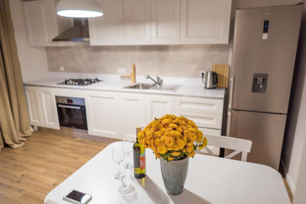 Тбилиси: Stylish 2 Br Apartment on Chavchavadze Avenue