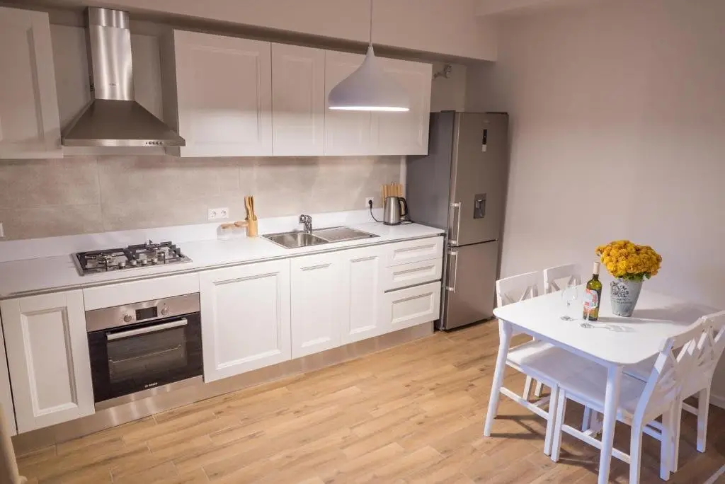 Тбилиси: Stylish 2 Br Apartment on Chavchavadze Avenue