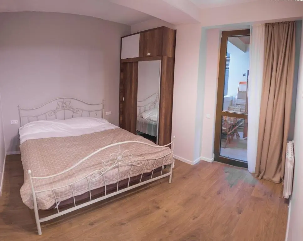 Тбилиси: Stylish 2 Br Apartment on Chavchavadze Avenue