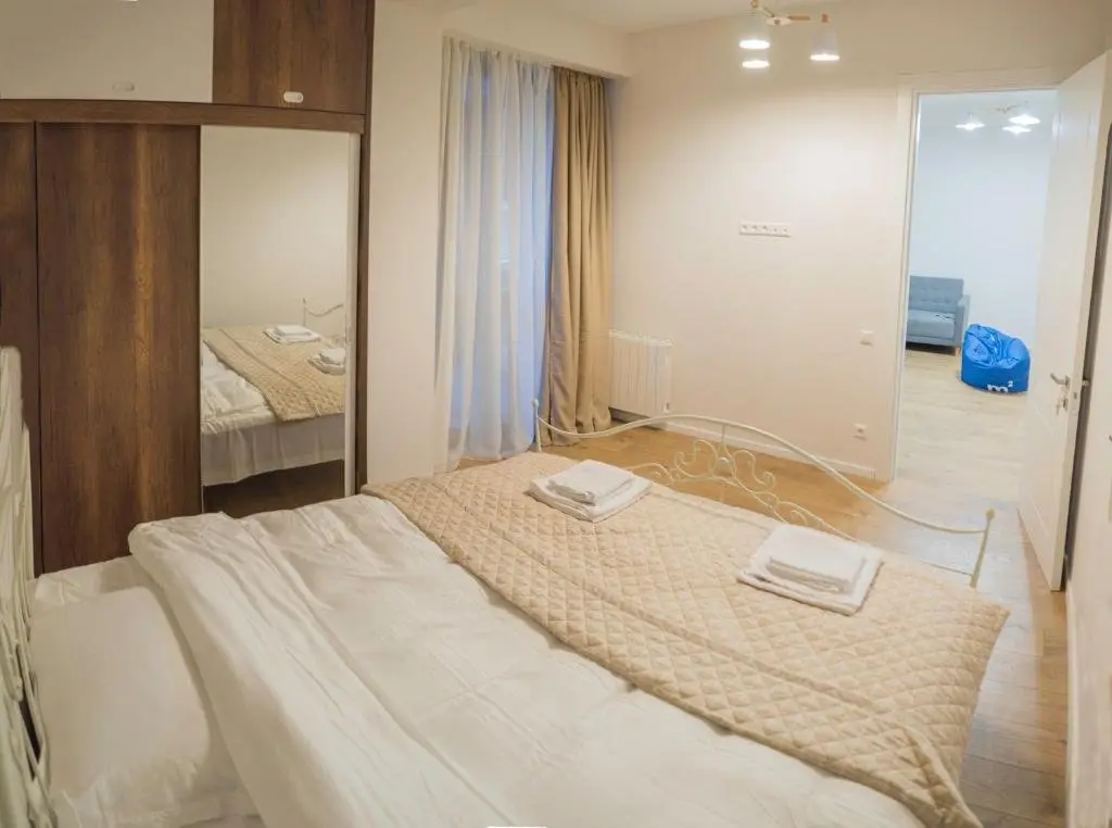Тбилиси: Stylish 2 Br Apartment on Chavchavadze Avenue