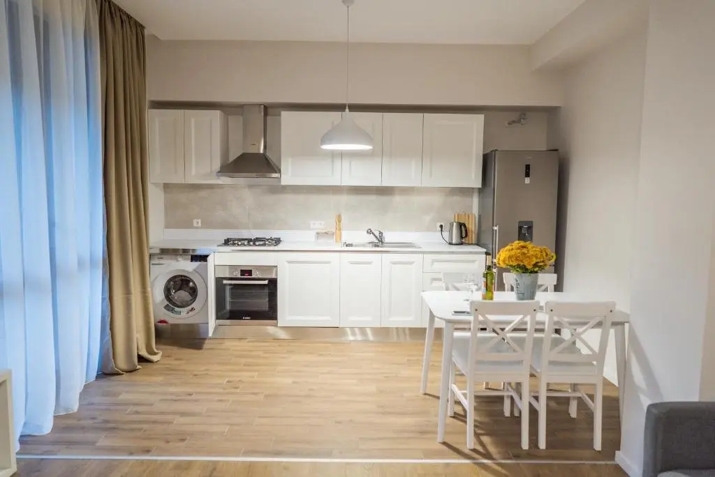 Тбилиси: Stylish 2 Br Apartment on Chavchavadze Avenue