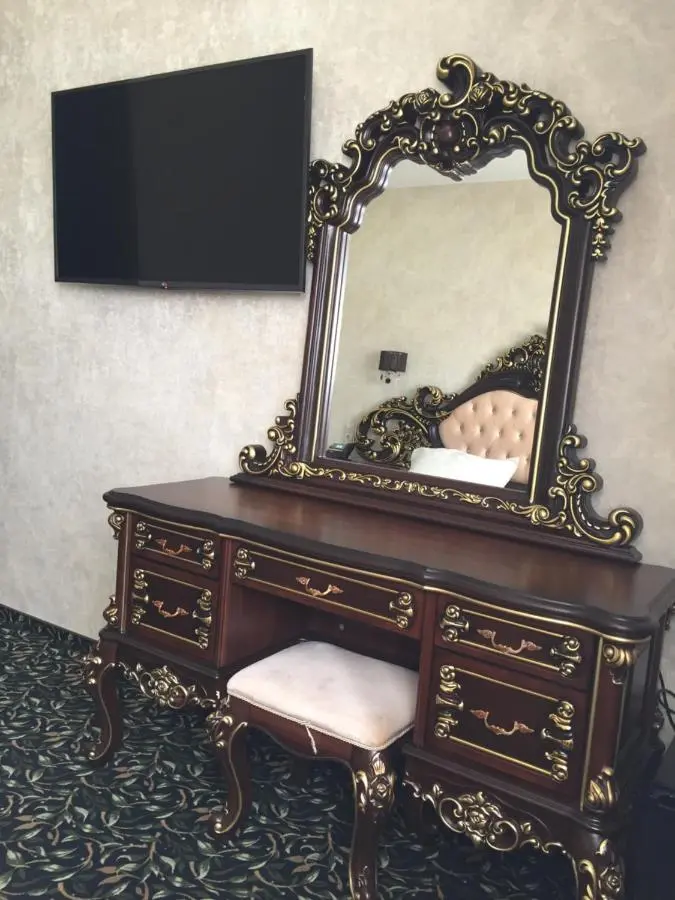 Губкинский: MonarcH