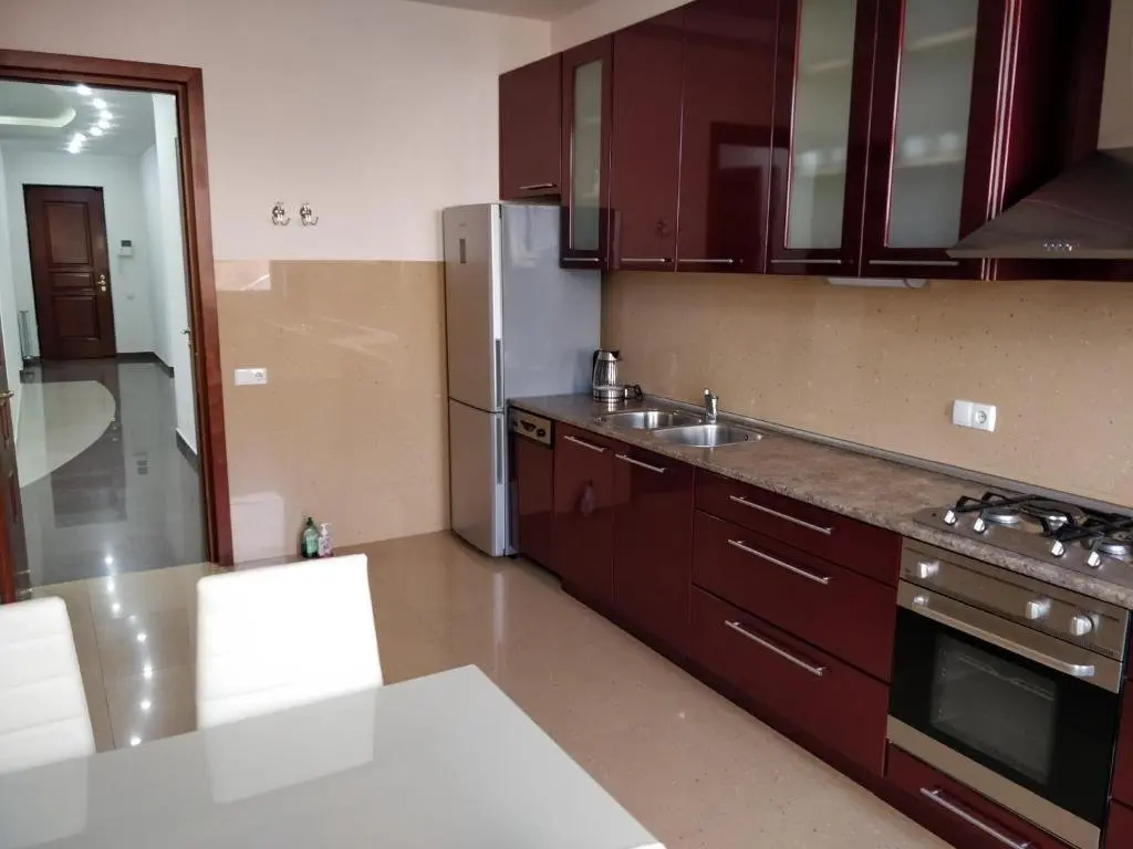 Тбилиси: 4-Room Apartment in Tbilisi Centre