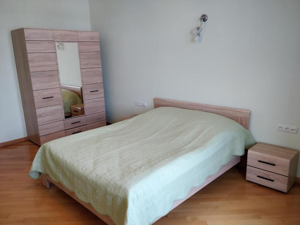 Тбилиси: 4-Room Apartment in Tbilisi Centre
