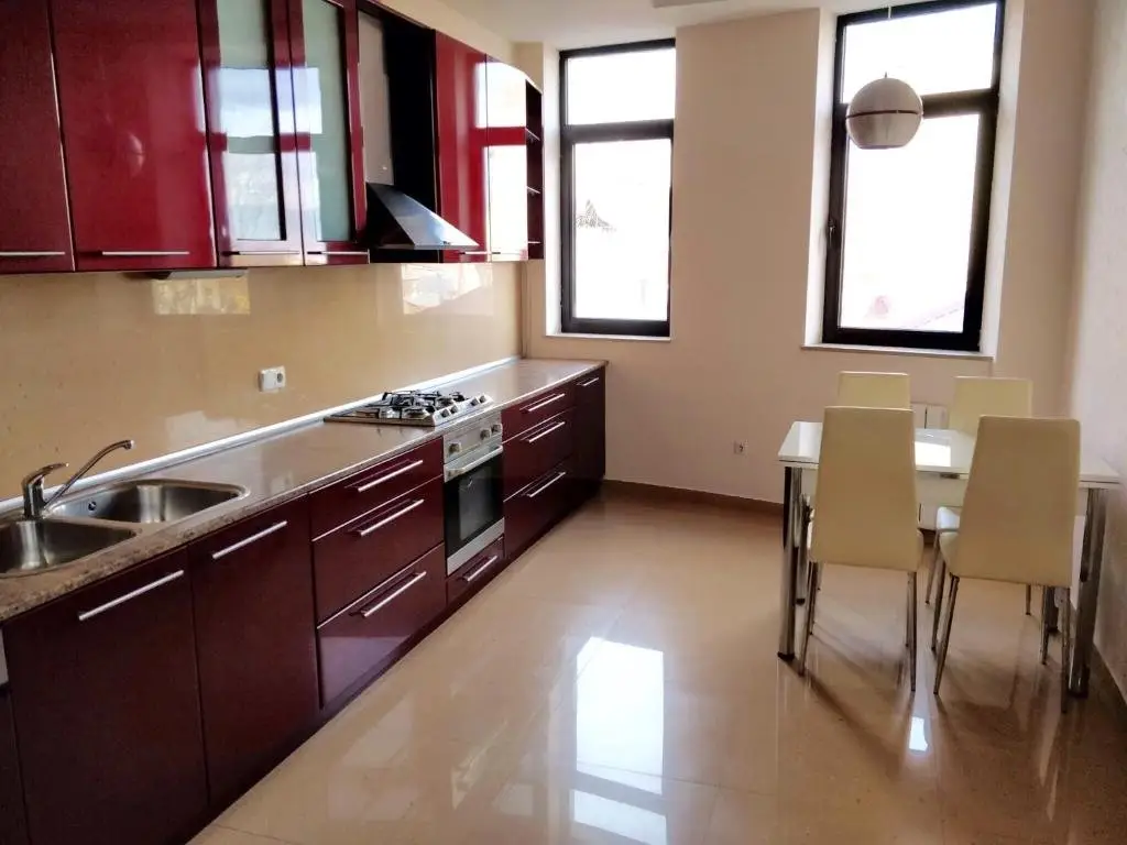 Тбилиси: 4-Room Apartment in Tbilisi Centre