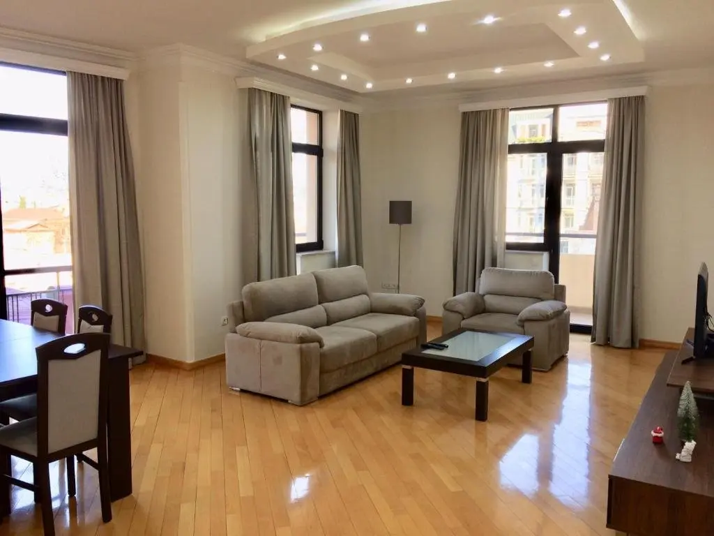 Тбилиси: 4-Room Apartment in Tbilisi Centre