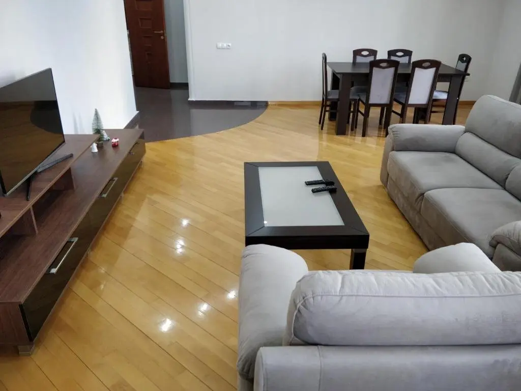 Тбилиси: 4-Room Apartment in Tbilisi Centre