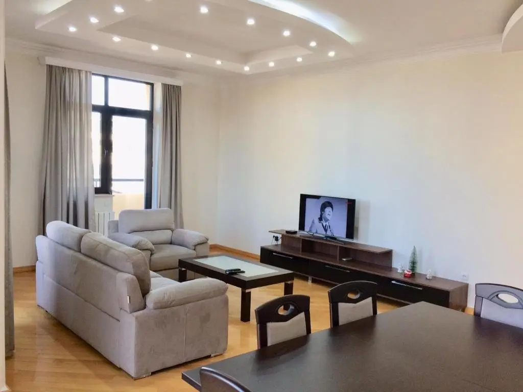Тбилиси: 4-Room Apartment in Tbilisi Centre