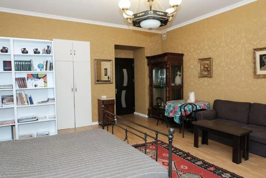 Тбилиси: 19th Century Apartment in Old Tbilisi