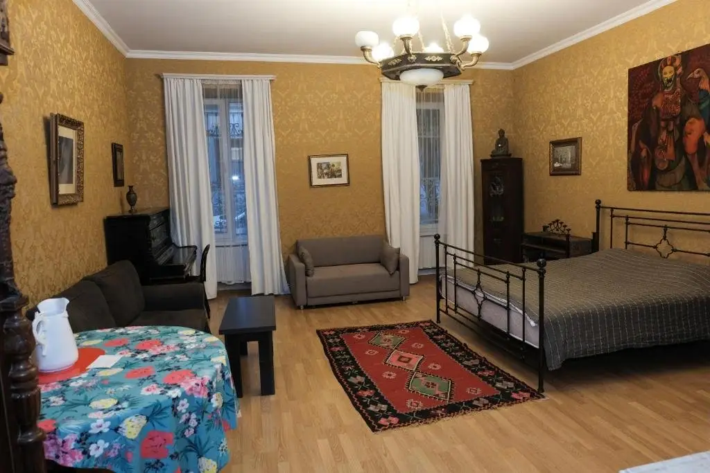 Тбилиси: 19th Century Apartment in Old Tbilisi