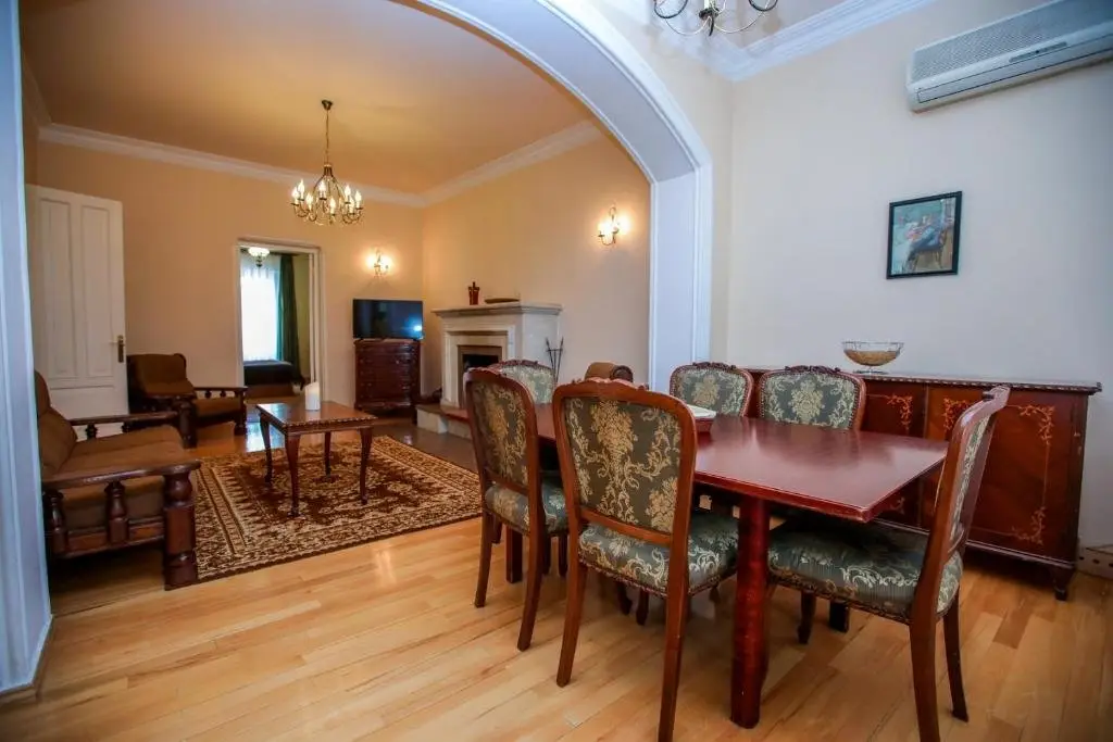 Тбилиси: 5 Bedroom Garden House