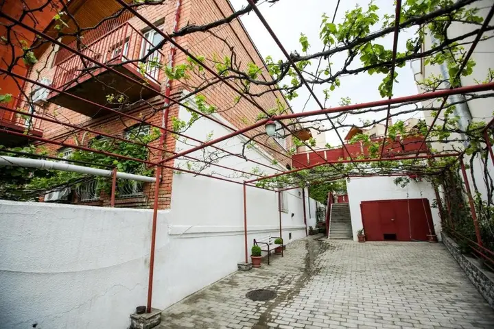 Тбилиси: 5 Bedroom Garden House