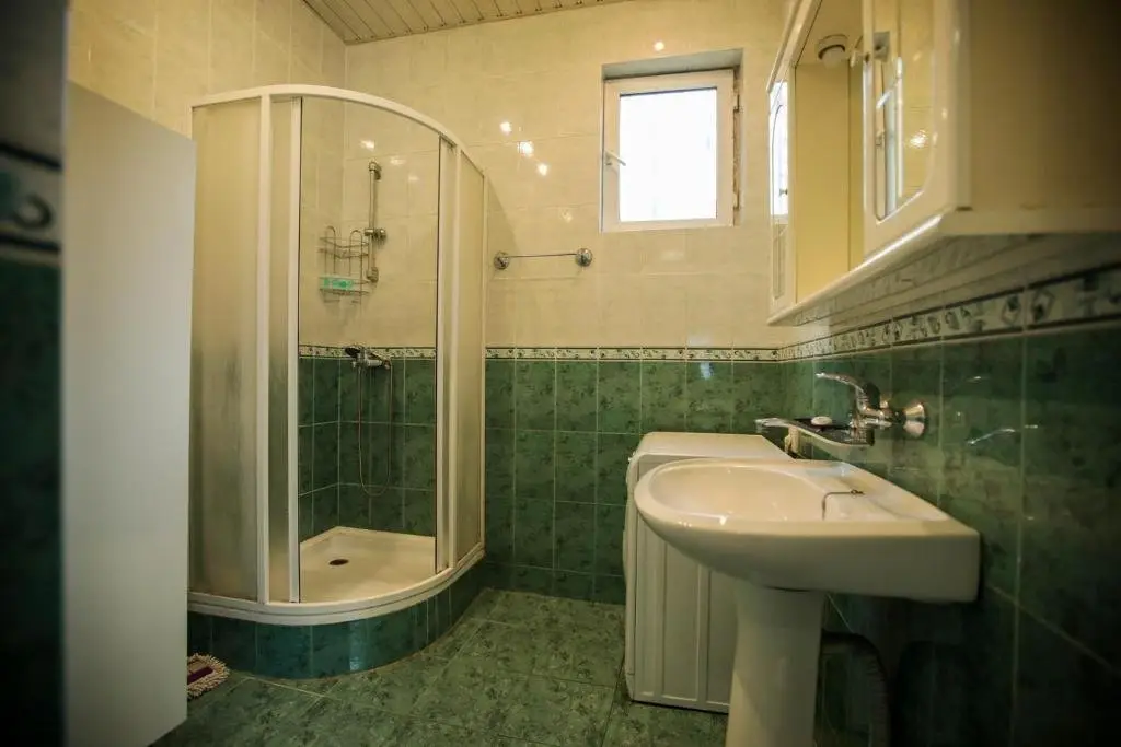 Тбилиси: 5 Bedroom Garden House