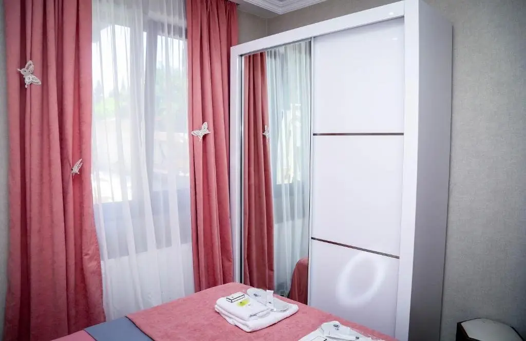 Тбилиси: 2 Bedroom Apartment Nikoloz