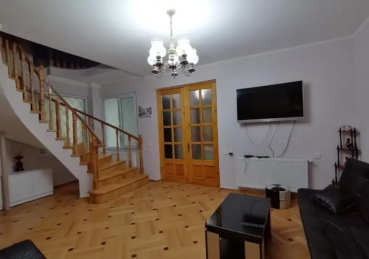 Тбилиси: Apartment on Aghmashenebeli 82