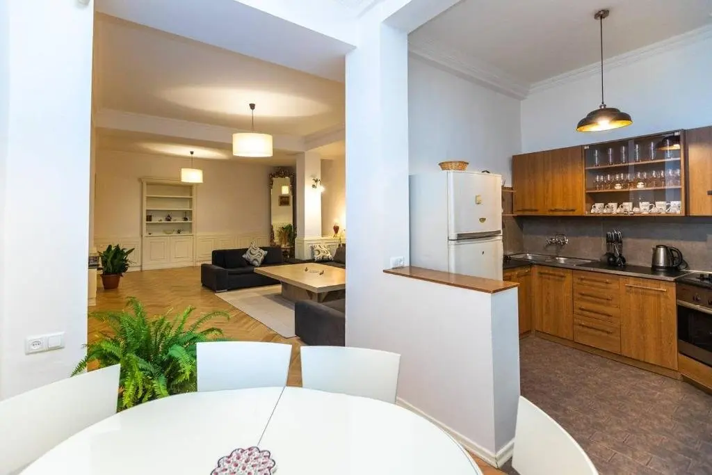 Тбилиси: ? 3BR Apartment near Stamba?with a private yard