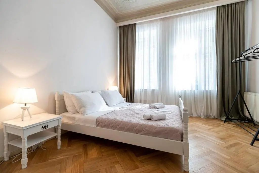 Тбилиси: ? 3BR Apartment near Stamba?with a private yard