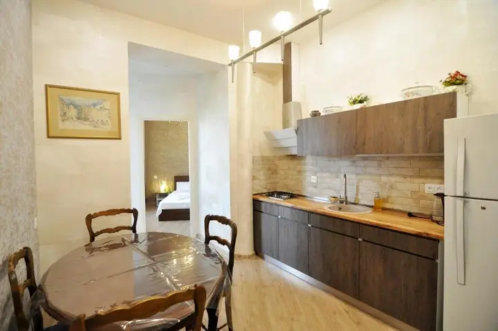 Тбилиси: Baratashvili 12 - three bedroom apartment