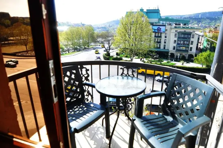 Тбилиси: Baratashvili 12 - three bedroom apartment