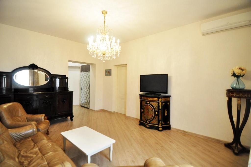 Тбилиси: Baratashvili 12 - three bedroom apartment