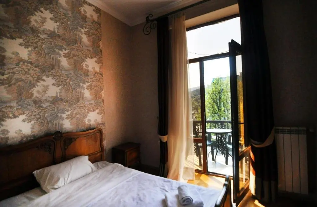 Тбилиси: Baratashvili 12 - three bedroom apartment