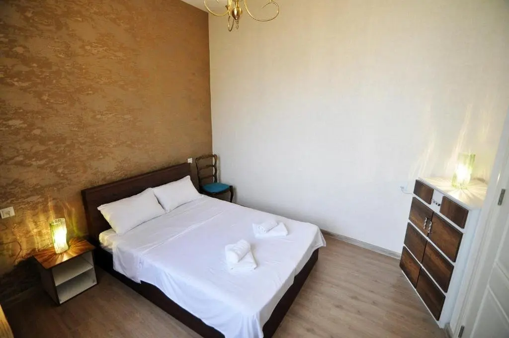 Тбилиси: Baratashvili 12 - three bedroom apartment