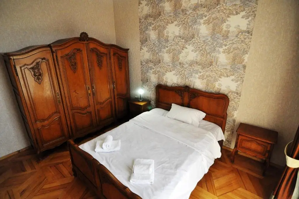 Тбилиси: Baratashvili 12 - three bedroom apartment