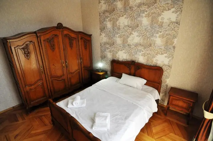 Тбилиси: Baratashvili 12 - three bedroom apartment