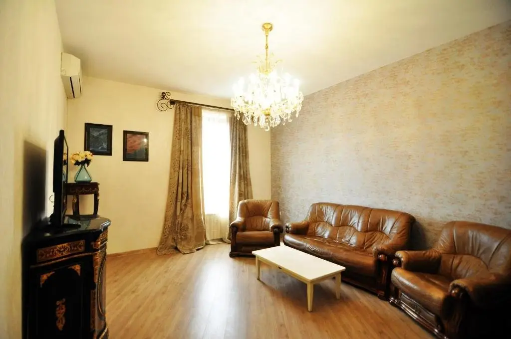 Тбилиси: Baratashvili 12 - three bedroom apartment