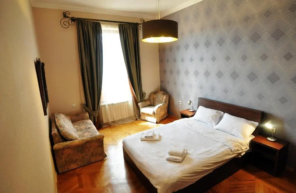 Тбилиси: Baratashvili 12 - three bedroom apartment