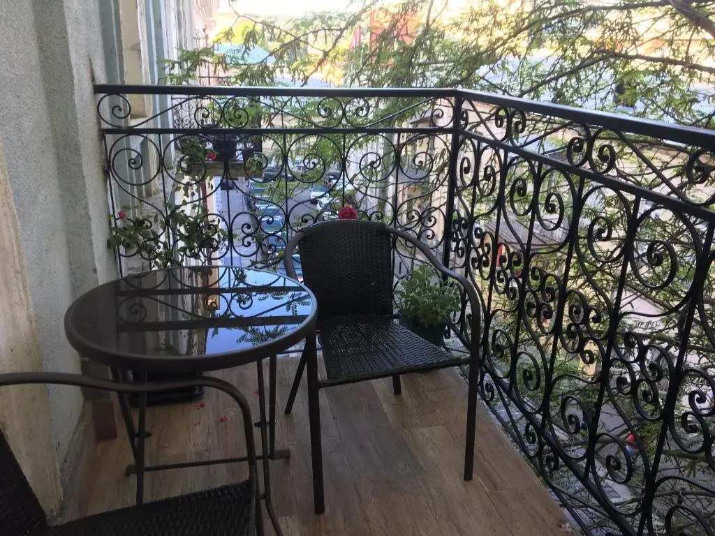 Тбилиси: Balconied 1 BR Apt. 2 min away from Rustaveli Av.