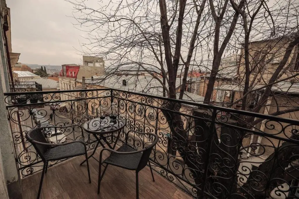 Тбилиси: Balconied 1 BR Apt. 2 min away from Rustaveli Av.