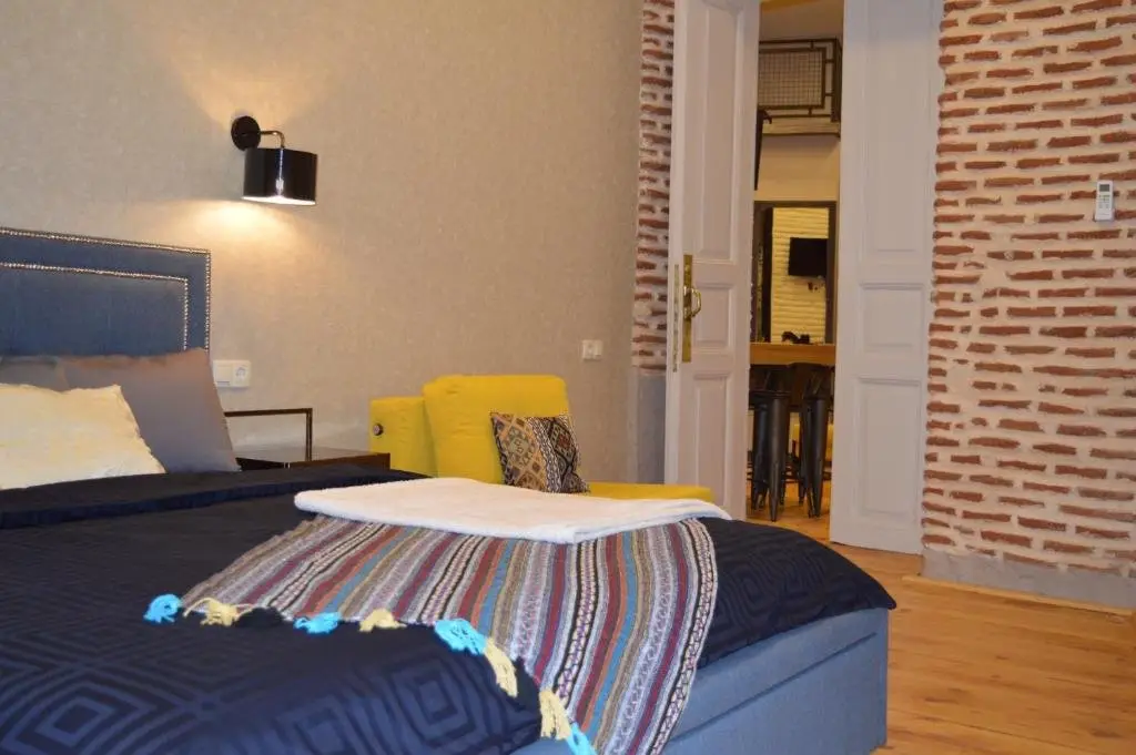 Тбилиси: Balconied 1 BR Apt. 2 min away from Rustaveli Av.