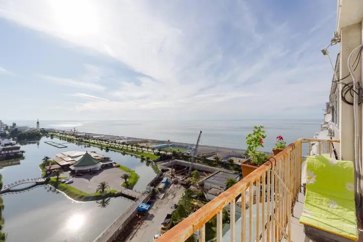 Батуми: Beachfront Apartment with Sea View