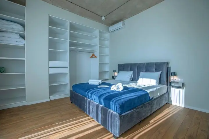 Тбилиси: 2BR apartment with 2 balconies in heart of the city