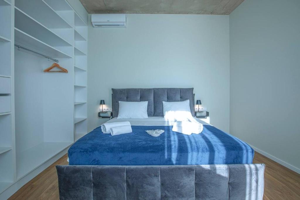 Тбилиси: 2BR apartment with 2 balconies in heart of the city