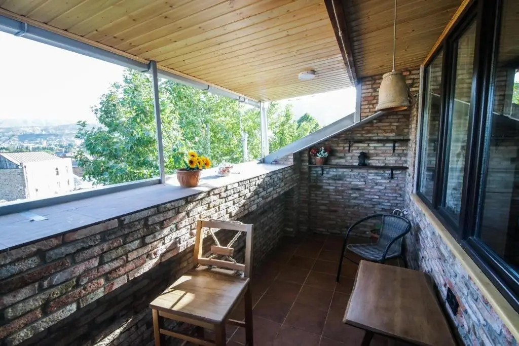 Тбилиси: A lovely 2-bedroom apartment in central Tbilisi