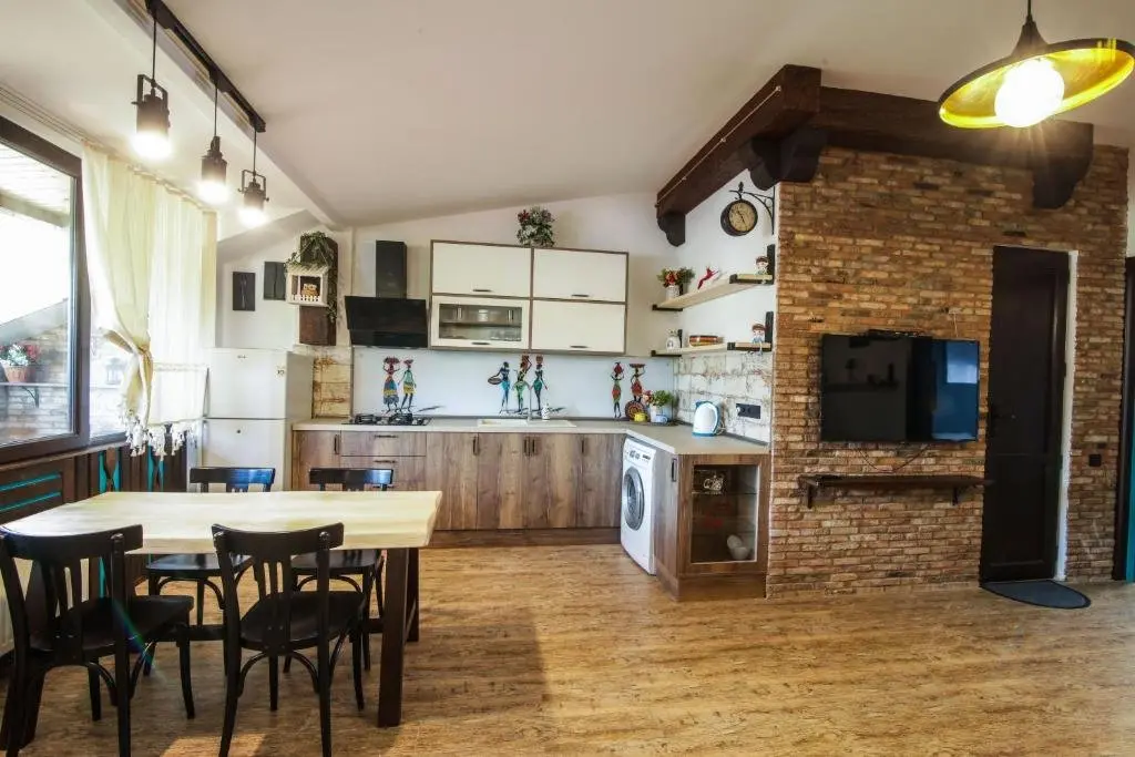 Тбилиси: A lovely 2-bedroom apartment in central Tbilisi
