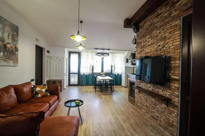 Тбилиси: A lovely 2-bedroom apartment in central Tbilisi