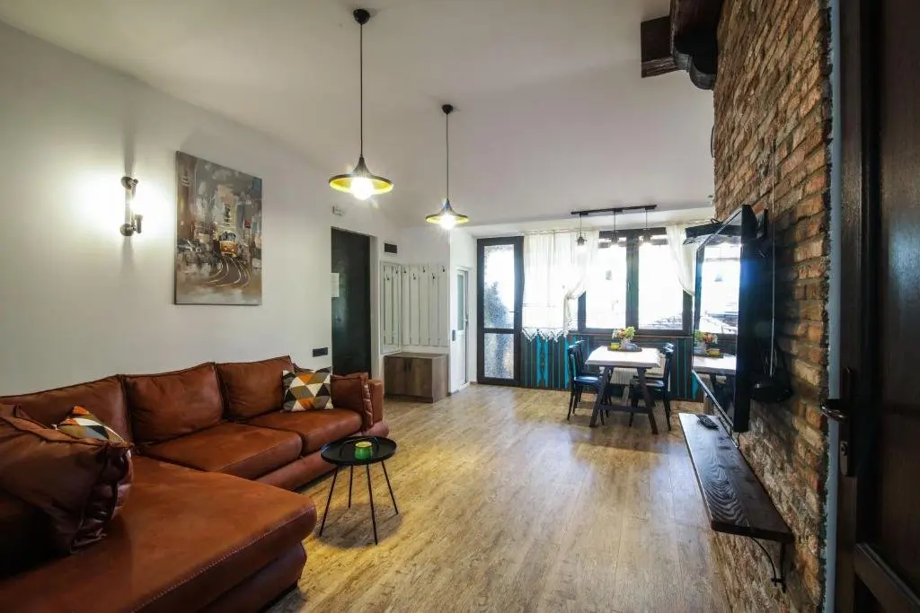 Тбилиси: A lovely 2-bedroom apartment in central Tbilisi