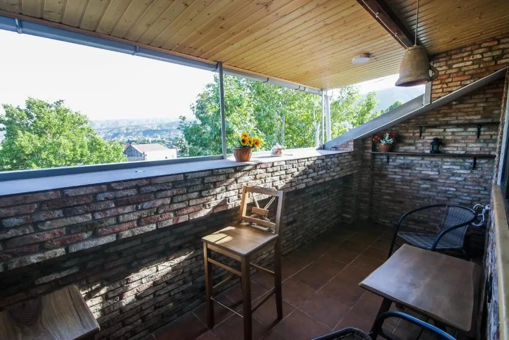 Тбилиси: A lovely 2-bedroom apartment in central Tbilisi