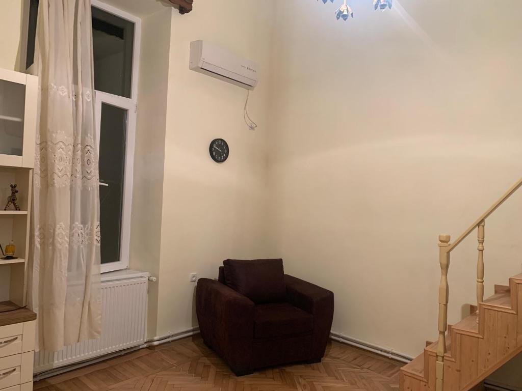 Тбилиси: 2 Bedroom Duplex Apartment in Freedom Square