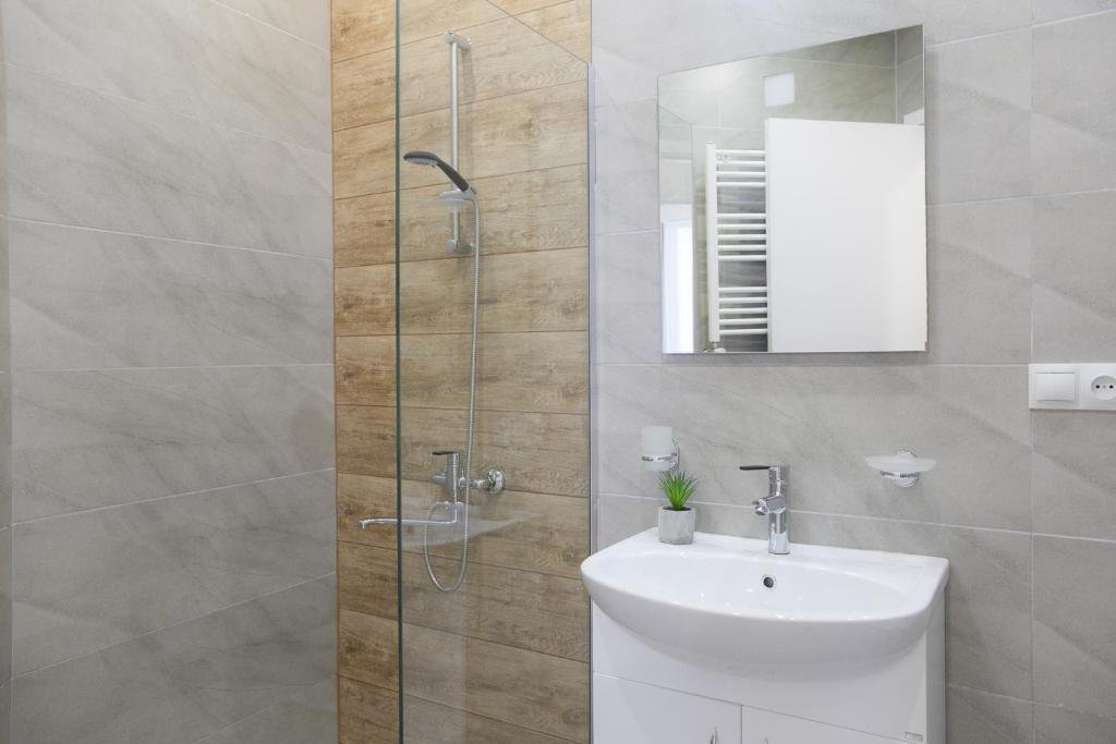 Тбилиси: Brand new, bright, 1 bedroom unit, 100 Mbps Wi-Fi.