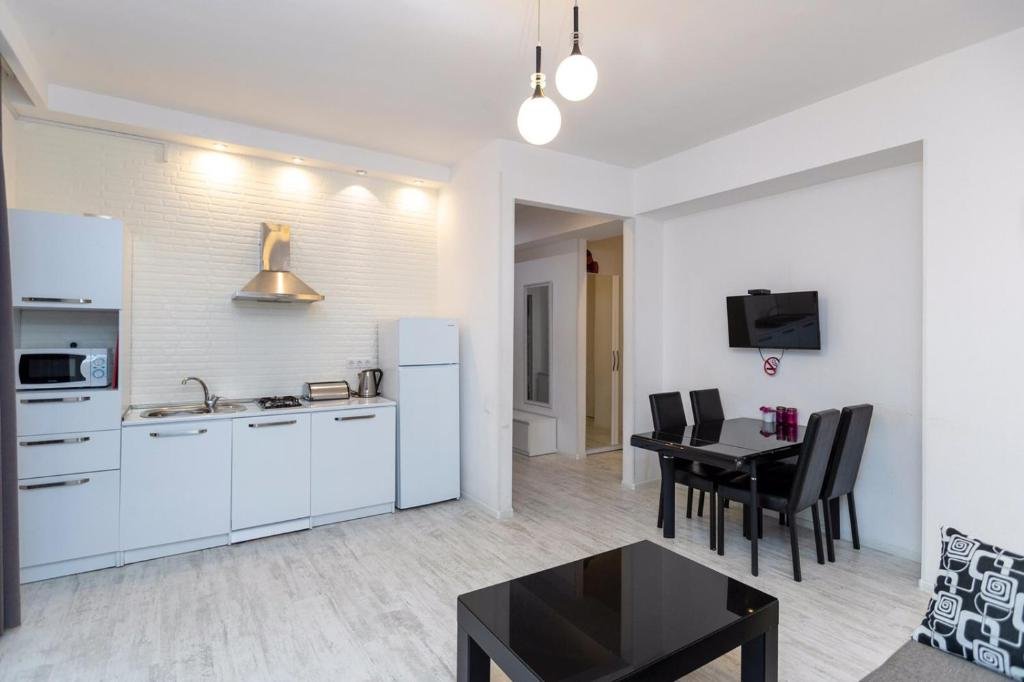Тбилиси: Bright 2BR Apt & Balcony Near Liberty Square