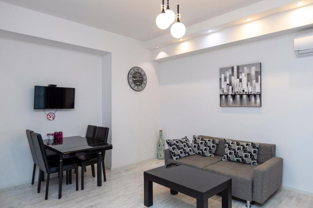 Тбилиси: Bright 2BR Apt & Balcony Near Liberty Square